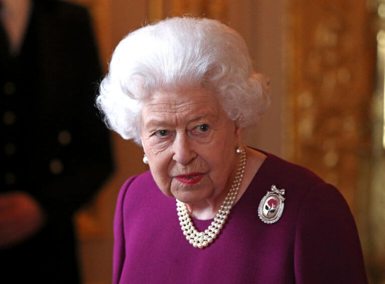 Η βασίλισσα Ελισάβετ ψάχνει άνθρωπο για τα social media